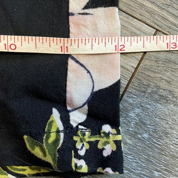 Wide leg floral pants with stretch on the backs. Plus pockets - Picture 6 of 9